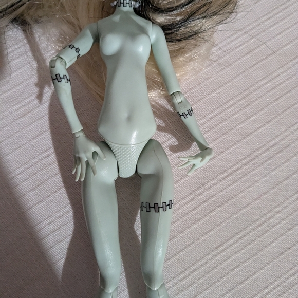 Monster High Frankie Stein doll 2008 black elastics in picture day outfit - Picture 4 of 7